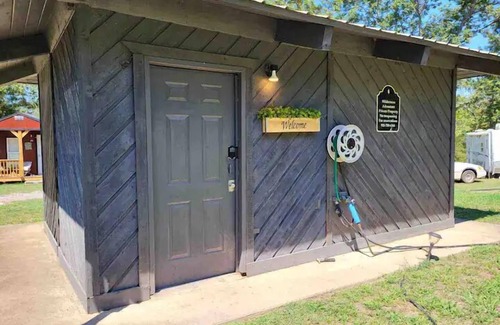 Scraper Cabina | Peaceful Cabin, fish, Illinois river, Kayak, Golfing