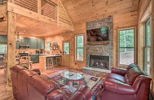 Morganton Cabina | Peaceful Cabin on 3 Private Acres: Deck & Fire Pit