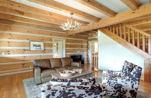 Springfield Cabina | Peaceful Cabin Retreat with three porches, fire pit and views on 25 acres