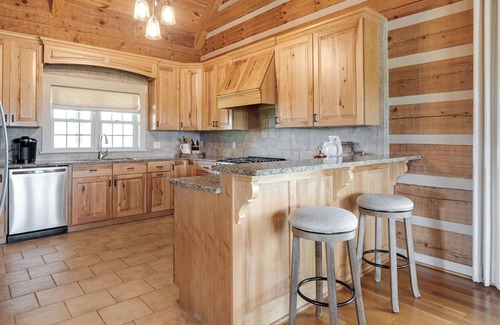 Springfield Cabina | Peaceful Cabin Retreat with three porches, fire pit and views on 25 acres