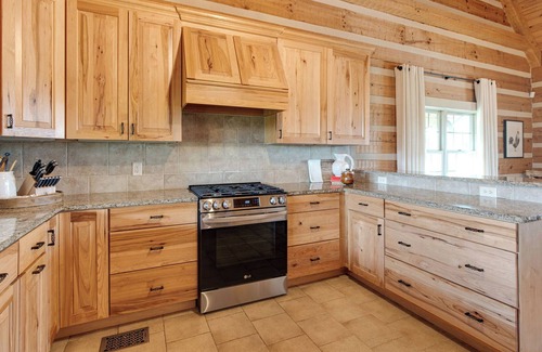 Springfield Cabina | Peaceful Cabin Retreat with three porches, fire pit and views on 25 acres
