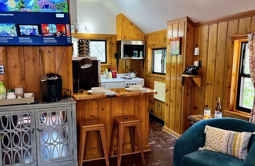 Idyllwild Cabina | Peaceful Cabin: Vintage Stove, Hot Tub, Walk To Town!!!