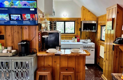 Idyllwild Cabina | Peaceful Cabin: Vintage Stove, Hot Tub, Walk To Town!!!