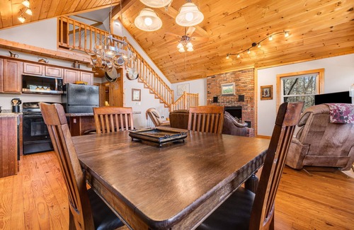 Hendersonville Cabina | Peaceful Cabin w/ Mountain Views, Trails + Biltmore Pass | Pet-Friendly