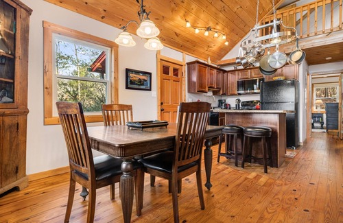 Hendersonville Cabina | Peaceful Cabin w/ Mountain Views, Trails + Biltmore Pass | Pet-Friendly