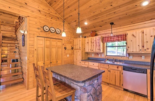 Boswell Cabina | Peaceful Cabin w/ Deck + Scenic Mtn Views!