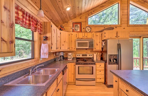 Boswell Cabina | Peaceful Cabin w/ Deck + Scenic Mtn Views!