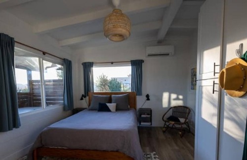 Yucca Valley Cabina | Peaceful Cabin with Hot Tub & Killer Views