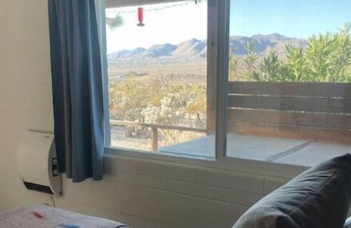 Yucca Valley Cabina | Peaceful Cabin with Hot Tub & Killer Views