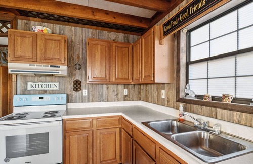 Waverly Cabina | Peaceful cabin with a lovely view of the TN river---the PERFECT weekend getaway!
