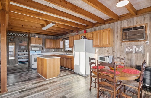 Waverly Cabina | Peaceful cabin with a lovely view of the TN river---the PERFECT weekend getaway!