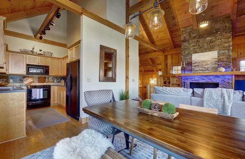 Cashiers Chalet De Esquí | Tranquila casa de chalet céntrica, la mejor comodidad de ropa de cama y hermosas vistas