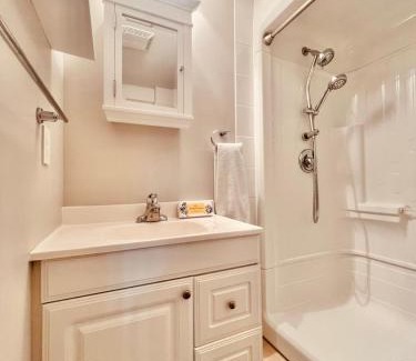North Glenmore Apartamento | Peaceful, charming and cosy independent and private suite with kitchen and bathroom in desired north Glenmore - perfect for any stay
