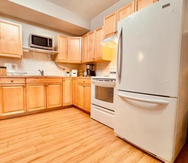 North Glenmore Apartamento | Peaceful, charming and cosy independent and private suite with kitchen and bathroom in desired north Glenmore - perfect for any stay