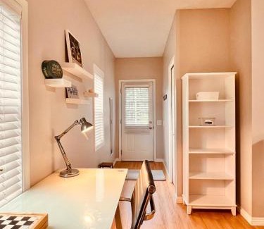 North Glenmore Apartamento | Peaceful, charming and cosy independent and private suite with kitchen and bathroom in desired north Glenmore - perfect for any stay