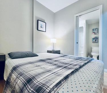 North Glenmore Apartamento | Peaceful, charming and cosy independent and private suite with kitchen and bathroom in desired north Glenmore - perfect for any stay