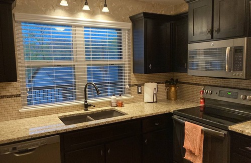 Versailles Cabaña | Peaceful, Charming Cottage w/ 2 BR + Great Views