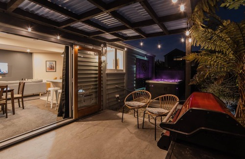 Christchurch Cabaña | Peaceful City Cottage + HOT TUB
