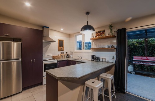 Christchurch Cabaña | Peaceful City Cottage + HOT TUB