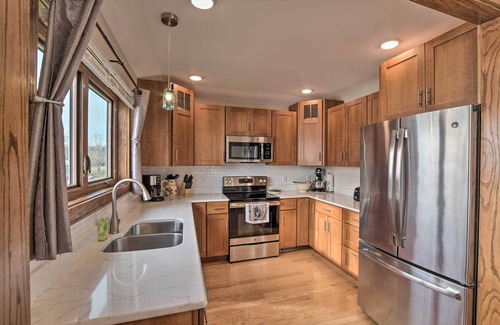 Clinton Apartamento | Peaceful Clinton Retreat w/ Lakefront Views!