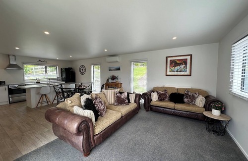 Whangarei Heads Casa | Peaceful Coastal Retreat with Ocean Views & Mountain Backdrop - Home from Home!