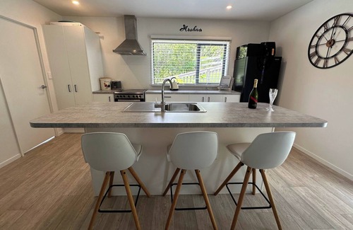 Whangarei Heads Casa | Peaceful Coastal Retreat with Ocean Views & Mountain Backdrop - Home from Home!