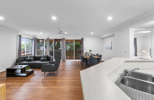Sunnybank Hills Casa | Peaceful & Convenient | 4BR Family Modern Retreat