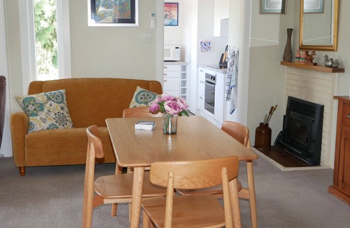 Enfield Cabaña | Peaceful cottage in private garden setting.