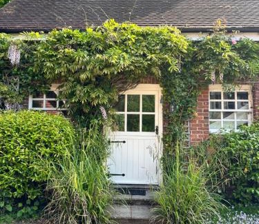 Cowbeech Casa | Peaceful cottage with private garden