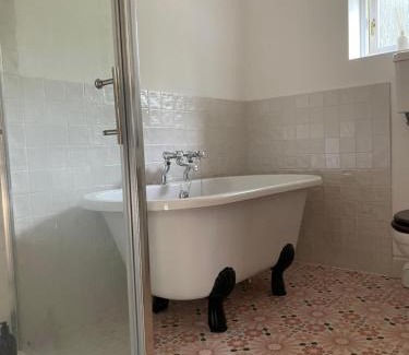 Cowbeech Casa | Peaceful cottage with private garden