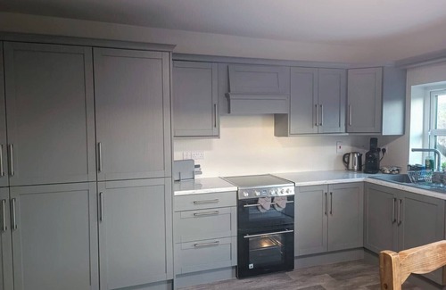 Lavally Casa | Peaceful Country Cottage, 3 minute walk to Hollygrove Lake.