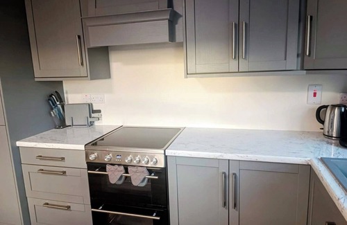 Lavally Casa | Peaceful Country Cottage, 3 minute walk to Hollygrove Lake.