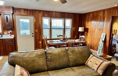 Beattyville Casa | Peaceful Country Living Convenient to Gorge. HotTub/FirePit/GasGrill/Fireplace.