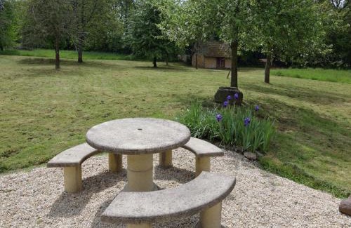 Isigny-le-Buat Casa | Peaceful Countryside Home