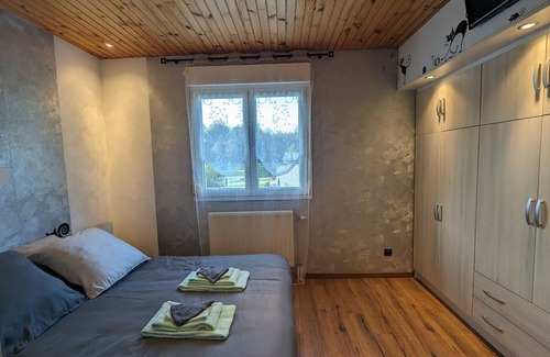 Renauvoid Cama Y Desayuno | Escapada rural cerca de Épinal: Habitación familiar y rutas ciclistas