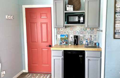 Kingsbury Cabina | Peaceful Couples Country Getaway with Pool and Hot Tub