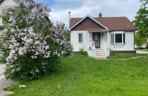 Lakeview Casa | Peaceful, cozy 4 bedroom house walking distance to the lake, 15 mins to Downtown
