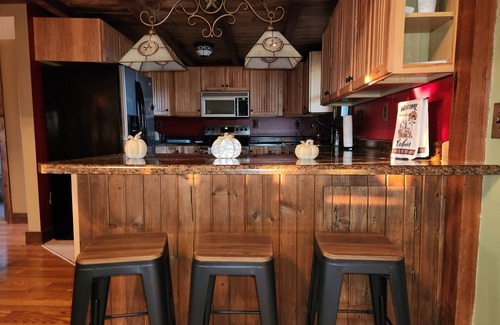 Jerseyville Cabina | Peaceful cozy cabin, with fireplace, on 30 acre farm. Near wineries and shopping