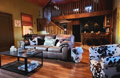 Jerseyville Cabina | Peaceful cozy cabin, with fireplace, on 30 acre farm. Near wineries and shopping