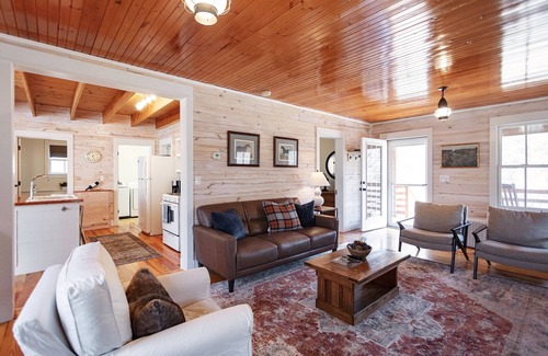 Lexington Cabina | Private Creekside Retreat w/ Fire Pit & Game Room Near Historic Lexington, VA