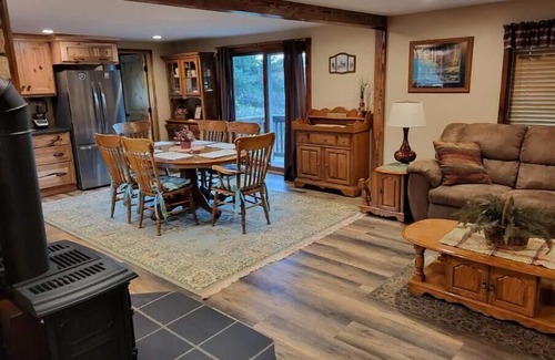 Chapmanville Cabina | Peaceful Deer View Cabin 2 BR