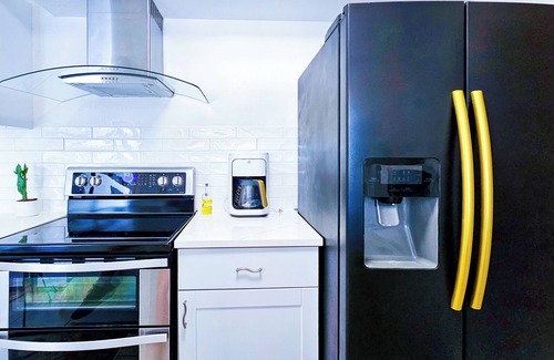 Flour Bluff Casa | Peaceful | Designer Rental | 2 Workstations | King