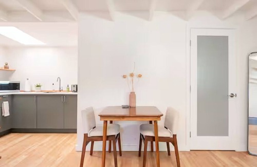 Ingleside Casa | Peaceful Detached Guesthouse with King Bed