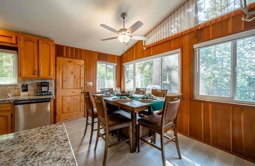 Mi-Wuk Village Casa | Peaceful, dog-friendly mountain cabin near Pinecrest Lake and Dodge Ridge