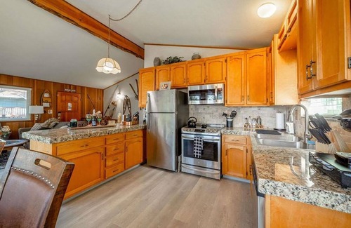 Mi-Wuk Village Casa | Peaceful, dog-friendly mountain cabin near Pinecrest Lake and Dodge Ridge