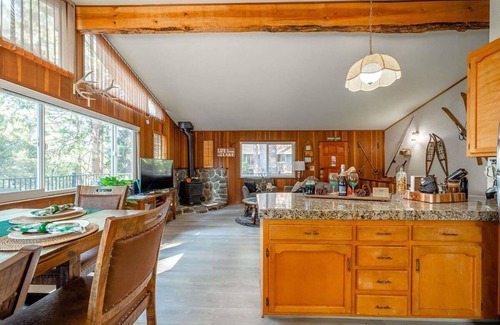 Mi-Wuk Village Casa | Peaceful, dog-friendly mountain cabin near Pinecrest Lake and Dodge Ridge