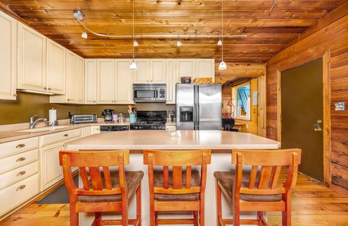 Alyeska Cabina | Peaceful dog-friendly cabin with hot tub, woodstove, W/D & WiFi - mountain views