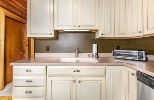 Alyeska Cabina | Peaceful dog-friendly cabin with hot tub, woodstove, W/D & WiFi - mountain views