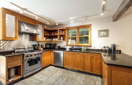 East Chop Casa | Peaceful East Chop Vineyard 5-BR 3-BA home, AC, large yard, Guest apt add-on.
