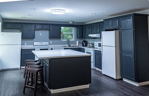 Widnoon Cabina | Peaceful Escape Ben Franklin Range 4-bedroom lodge in Kittanning, PA. Book now